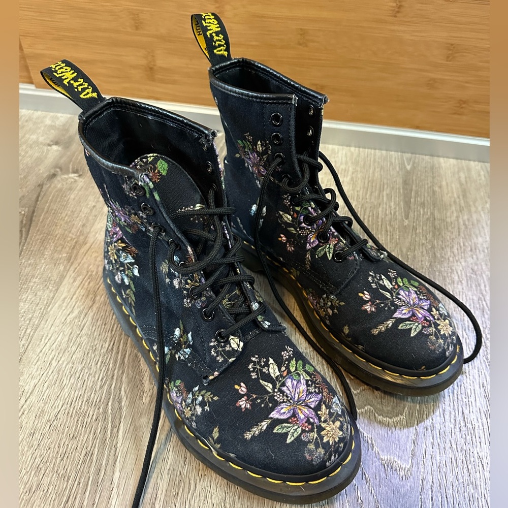 Dr. Martens. Like new. Size 7. Floral cloth fabric
